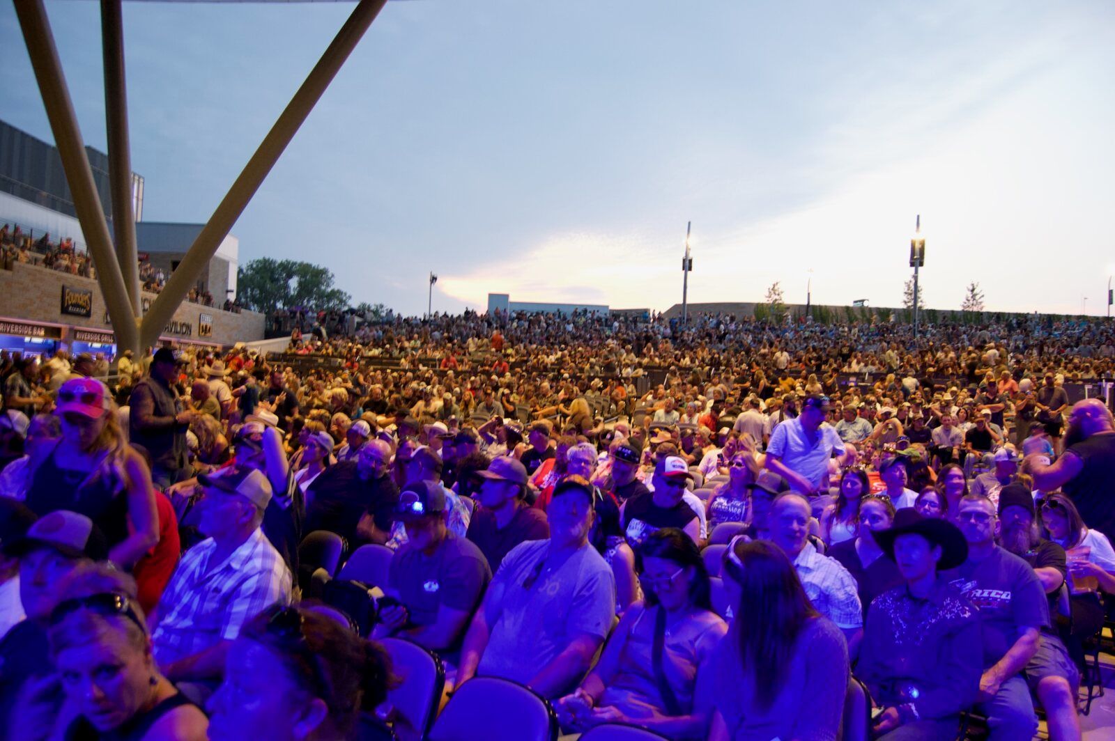 Photo Review: Mary Kutter and Junior Brown, Special Guest for Hank Williams, Jr. Image