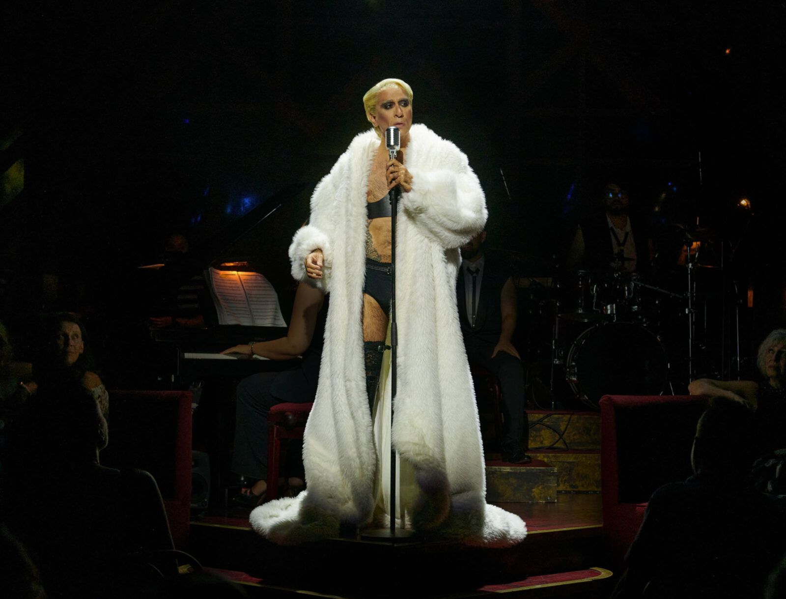 Mario Vaquerizo se convierte en el nuevo Maestro de Ceremonias de CABARET Image