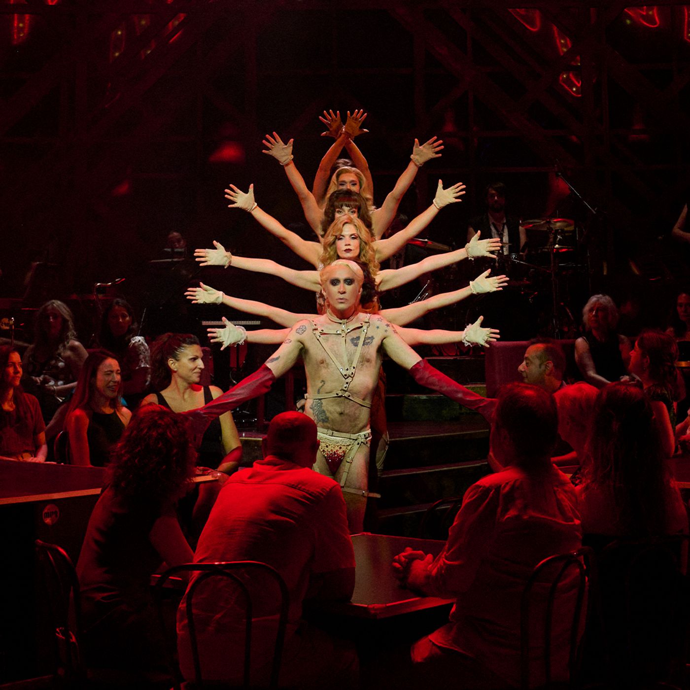 Mario Vaquerizo se convierte en el nuevo Maestro de Ceremonias de CABARET Image