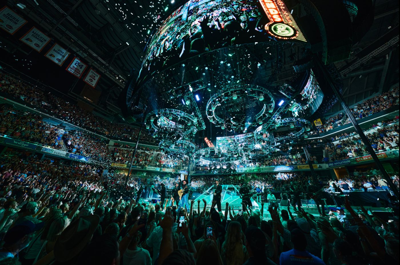 Photos: Garth Brooks Kicks Off BLAME IT ALL ON MY ROOTS Tour in Indianapolis Image