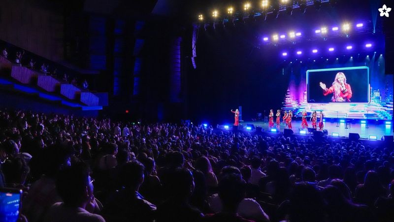 Review: BINI Continues to Evolve on the SIGNALS WORLD TOUR in Vancouver Image