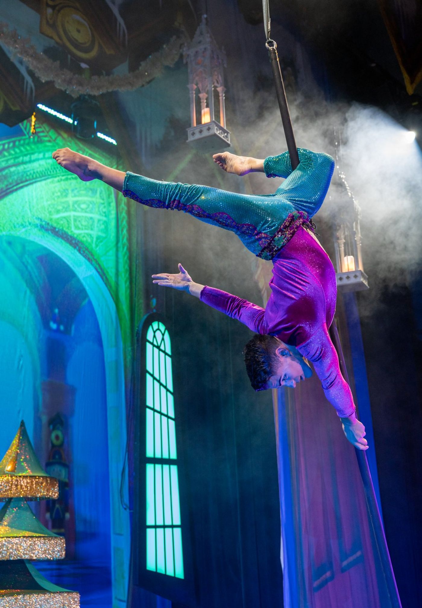 Photos: Cirque Dreams Holidaze Comes To Greensboro With A Reimagined Holiday Spectacular Image