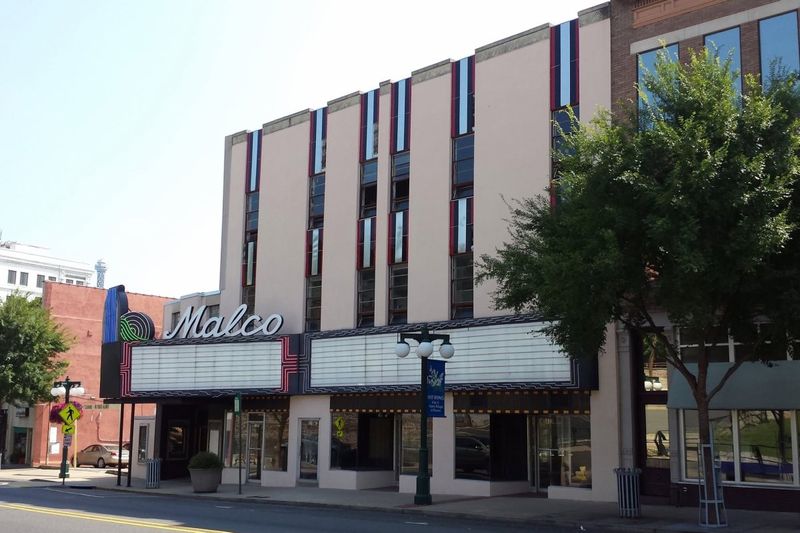 Review: JONATHAN ERLANDSON MAGIC at The Historic Malco Theatre in Hot Springs Image