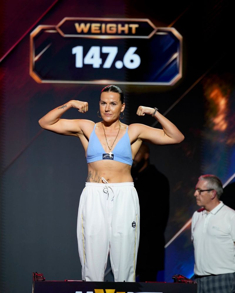 Photos: Mikaela Mayer, Chantelle Cameron Make Weight for MVPW-06 Title Clash — photo 13 of 40