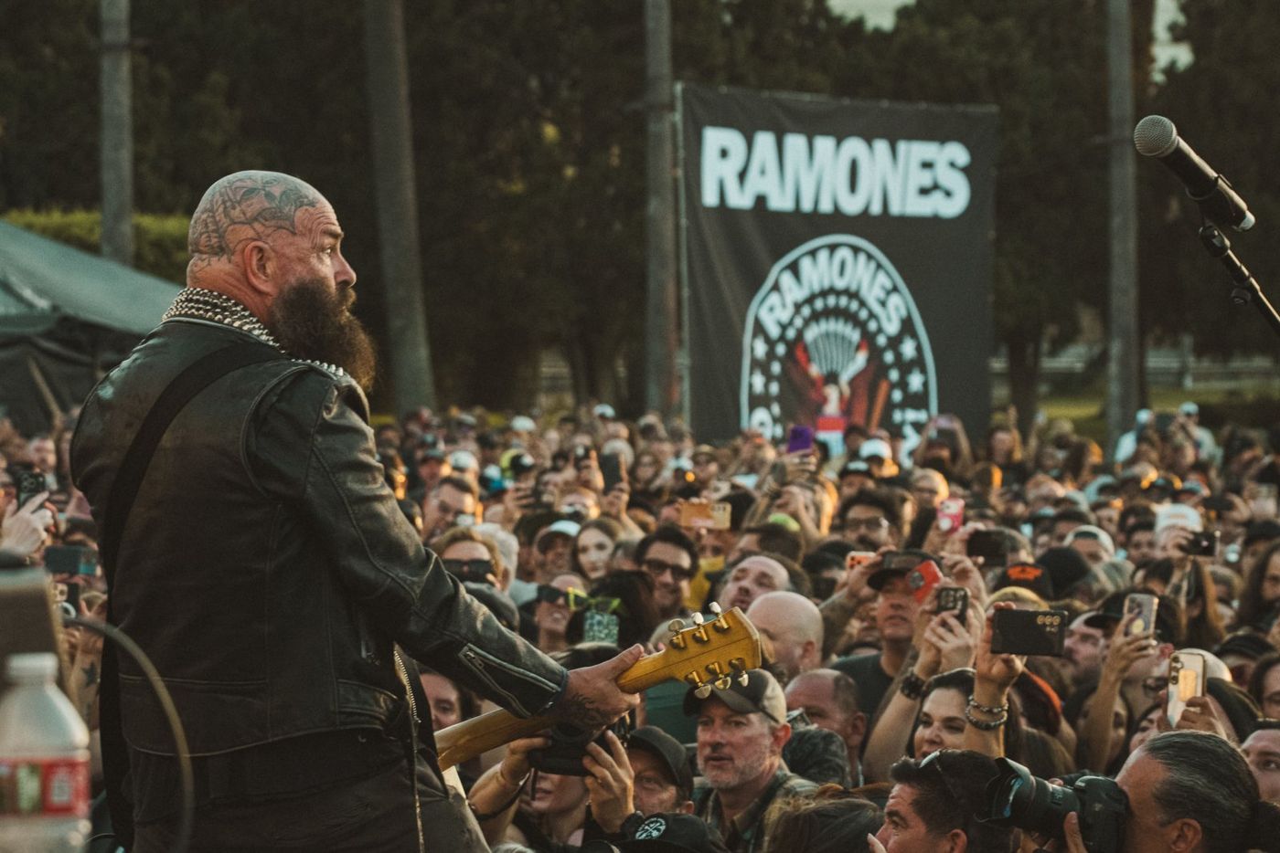 Photos: CRETIN FAMILY, Billy Idol Headline Ramones 50th Anniversary Tribute Image