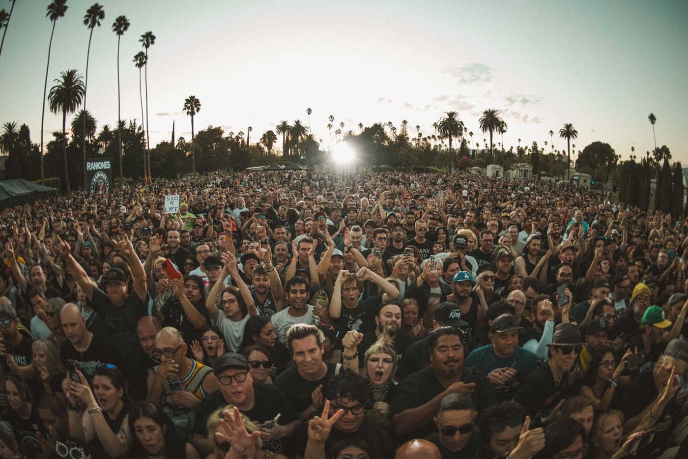 Photos: CRETIN FAMILY, Billy Idol Headline Ramones 50th Anniversary Tribute Image