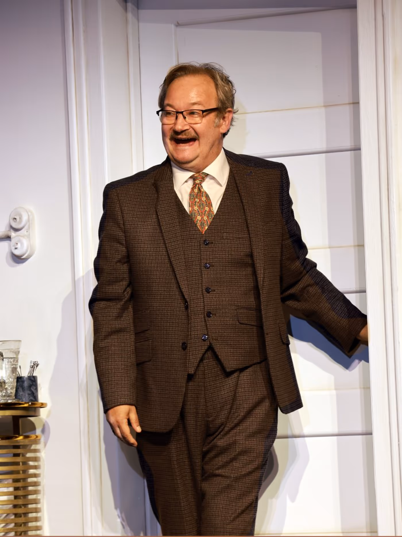Review: PRESENT LAUGHTER, starring Tracy-Ann Oberman, Theatre Royal Bath Image