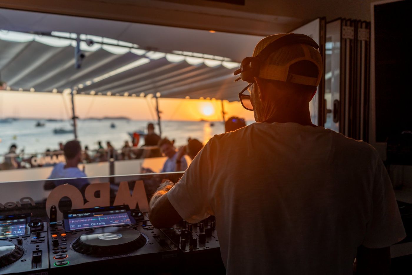 Photos: Laura & Santiago to Headline Seven-Week Residency at Café Mambo Ibiza Image