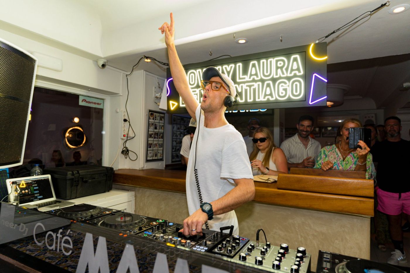 Photos: Laura & Santiago to Headline Seven-Week Residency at Café Mambo Ibiza Image