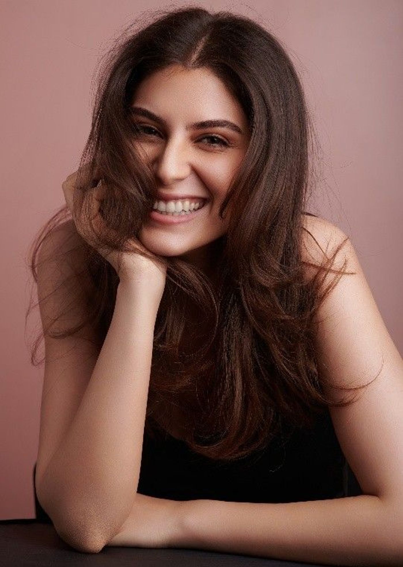 Photos: Elnaaz Norouzi to Star in THE FIX Opposite Liam Neeson & Zachary Levi Image