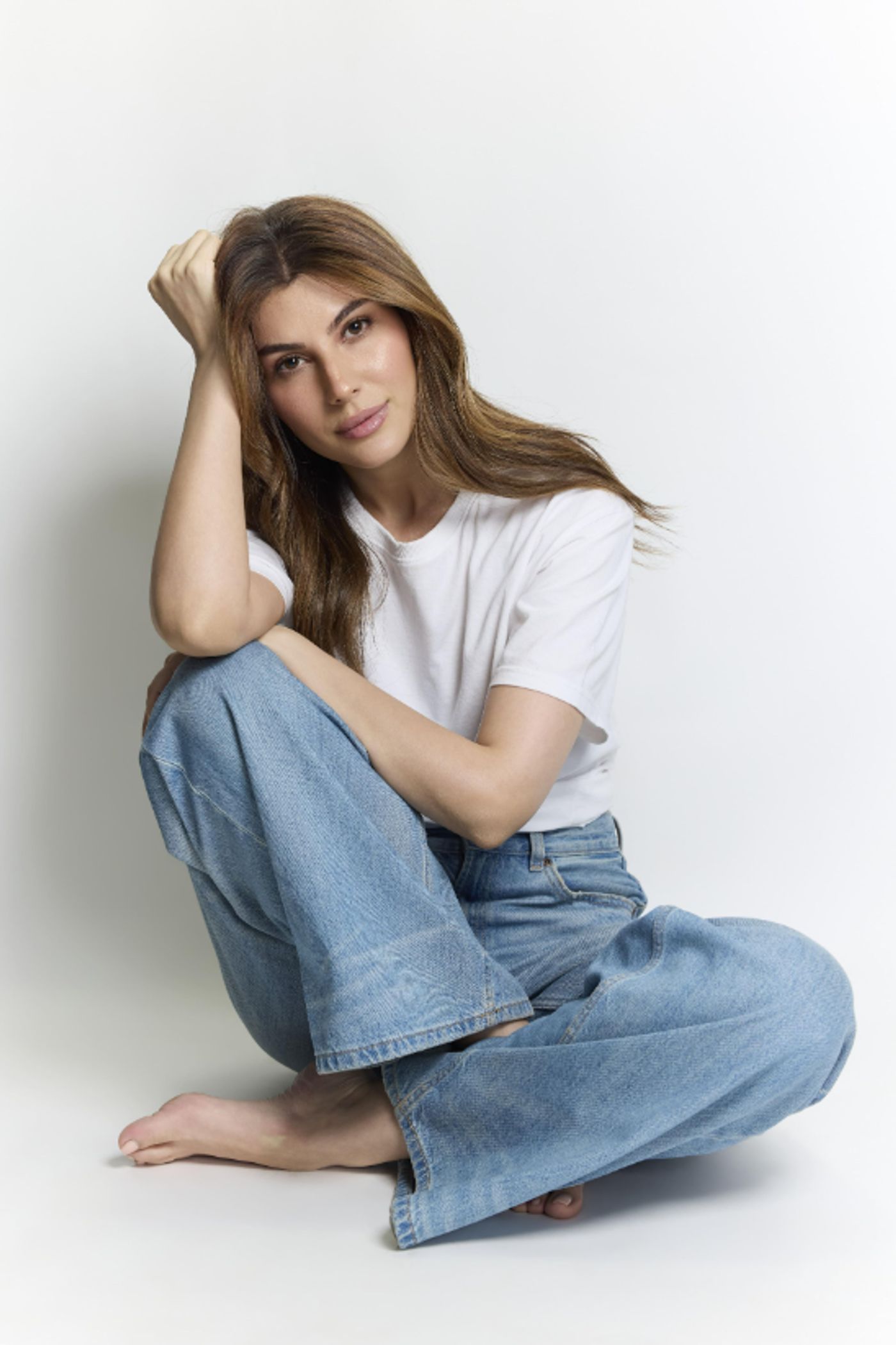 Photos: Elnaaz Norouzi to Star in THE FIX Opposite Liam Neeson & Zachary Levi Image