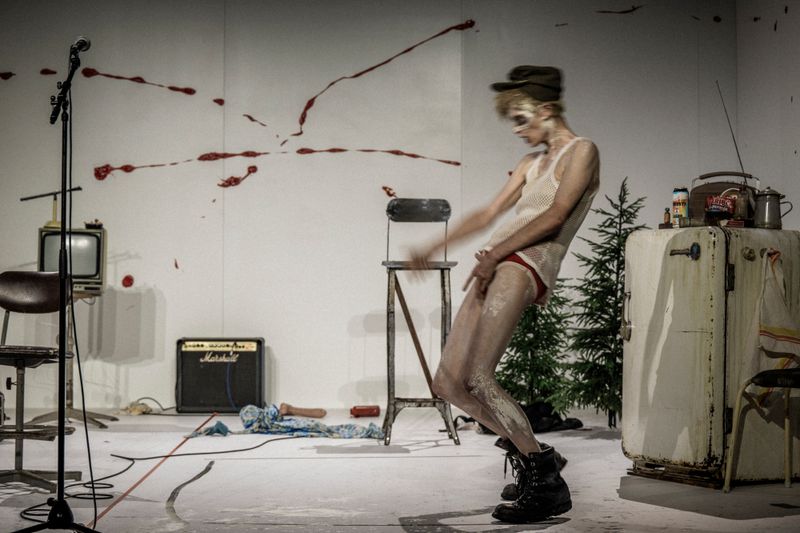 Photos: Tilda Swinton in MAN TO MAN at the Royal Court Theatre — photo 10 of 13
