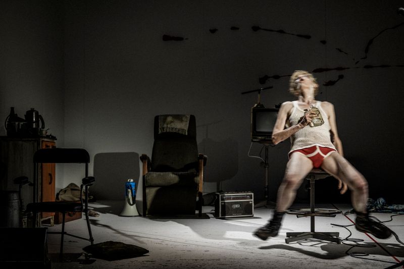 Photos: Tilda Swinton in MAN TO MAN at the Royal Court Theatre — photo 12 of 13
