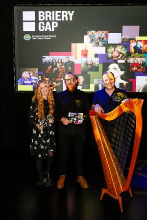REPRO FREE 09/09/26
Pictured: Musicians Lisa Lambe and Cormac De Barra with Briery Gap Director Pat Carey (centre) at the Briery Gap's Season Launch, Macroom. With new Director Pat Carey at the helm, Briery Gap has launched its 2026/27 Autumn and Winter Season, its most wide-ranging programme since reopening. The programme spans comedy and drama, folk, traditional and classical music, Irish country, tribute nights, conversation, film, a magician, and of course, the annual Christmas pantomime! https://www.brierygap.ie/
Photographer: John Beasley @ BroadwayWorld REPRO FREE 09/09/26
Pictured: Musicians Lisa Lambe and Cormac De Barra with Briery Photo