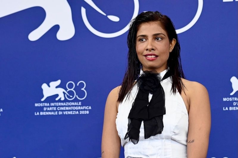Photos: LOVERS IN THE BLUE NIGHT Wins NETPAC Award at Venice Film Festival — photo 4 of 4