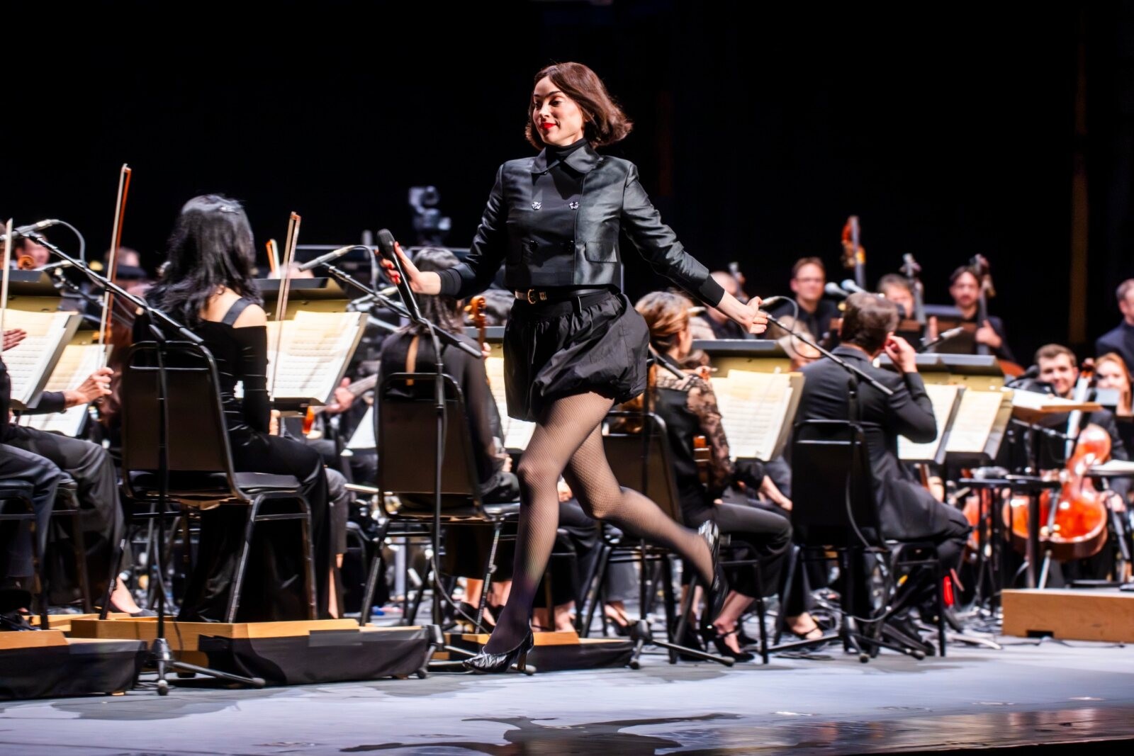 Photos: Gustavo Dudamel New York Philharmonic Tenure Begins With Aaron Tveit, Lizzo, St. Vincent, and More — photo 5 of 8