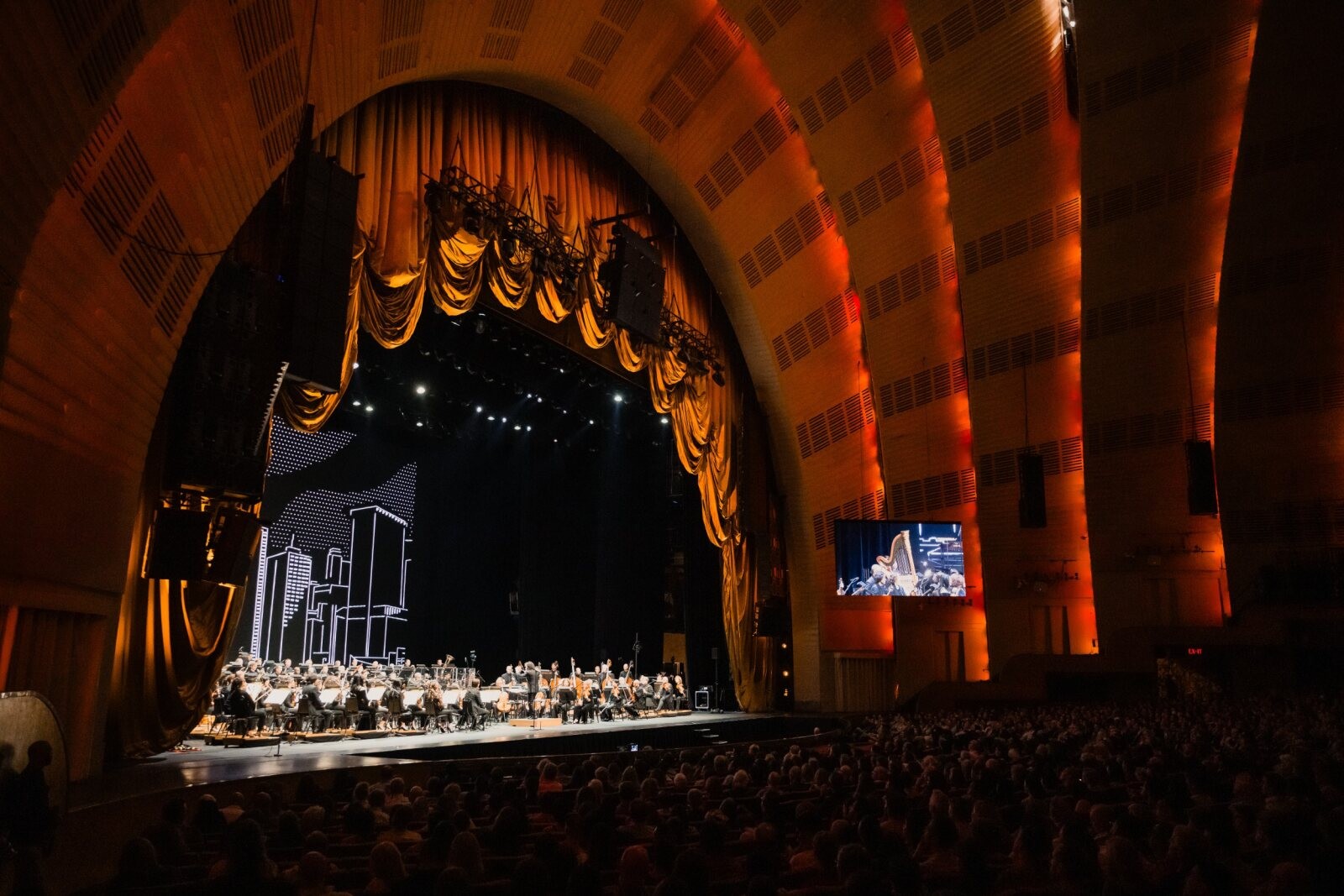 Photos: Gustavo Dudamel New York Philharmonic Tenure Begins With Aaron Tveit, Lizzo, St. Vincent, and More — photo 4 of 8
