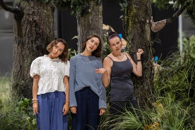 Gabrielle Lewis Dodson (Florinda), Hana Ichijo (Lucinda), Jennifer Hepburn (Cinderell Photo