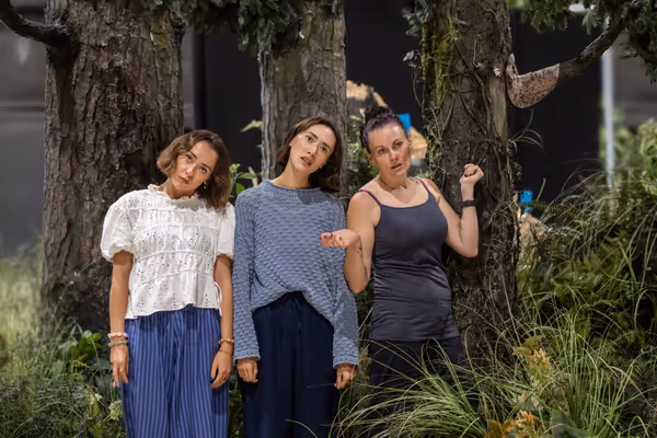 Gabrielle Lewis Dodson (Florinda), Hana Ichijo (Lucinda), Jennifer Hepburn… Photo