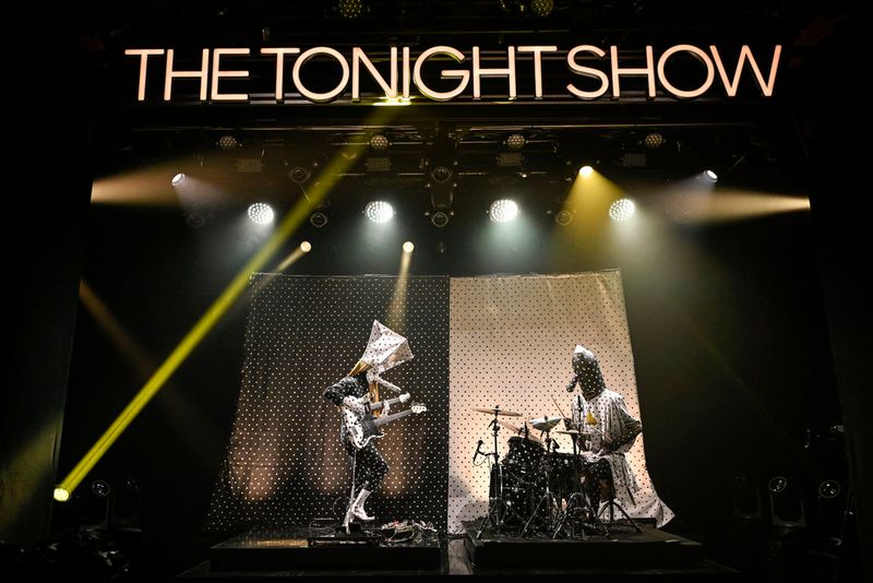 Photos: THE TONIGHT SHOW features Salma Hayek Pinault, Becky G — photo 5 of 5