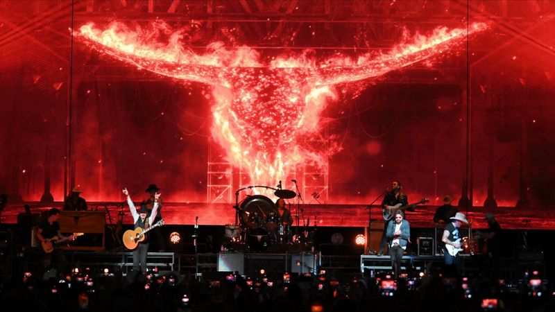 Photos: NEON MOON TOUR Opens With Sold-Out Shows at Bridgestone Arena — photo 2 of 9