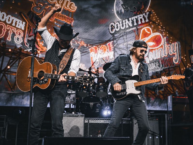 Photos: NEON MOON TOUR Opens With Sold-Out Shows at Bridgestone Arena — photo 4 of 9