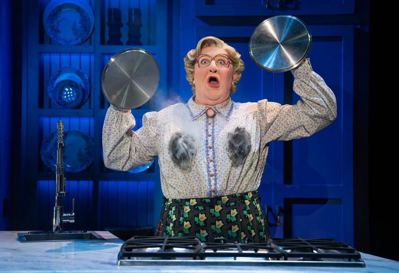 Photos: MRS. DOUBTFIRE Brings Broadway Musical Comedy to Calgary — photo 2 of 13