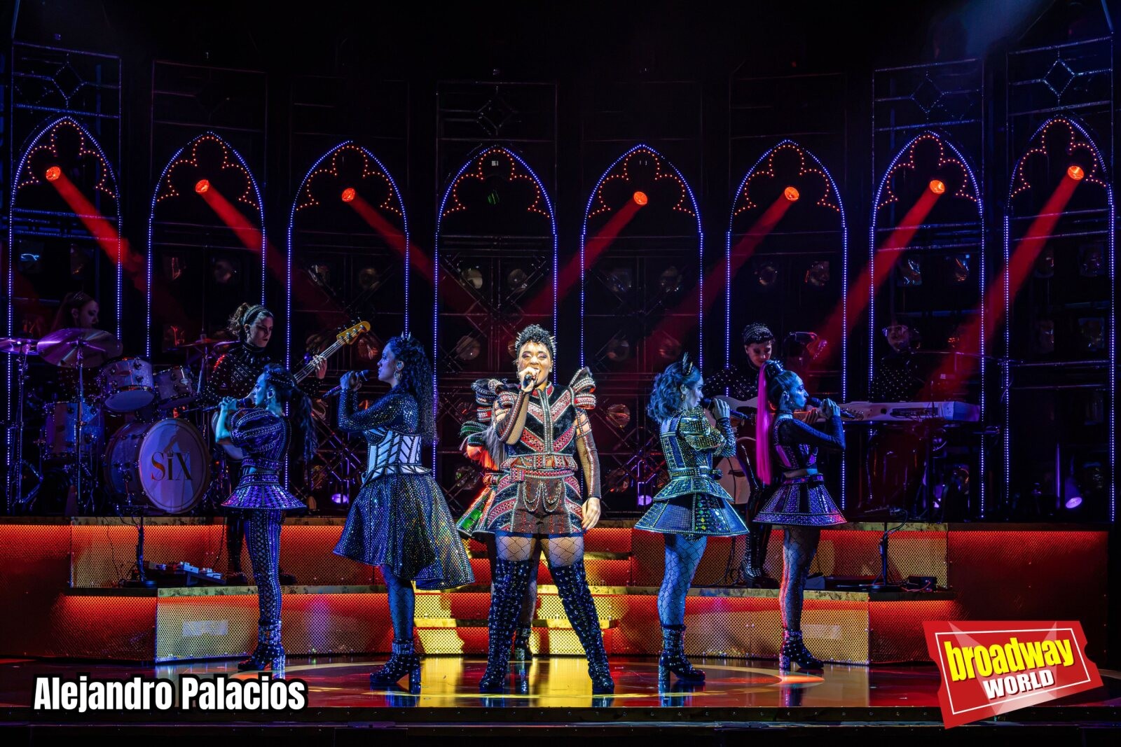 PHOTOS: SIX EL MUSICAL: las seis reinas toman la Gran Vía — photo 9 of 12
