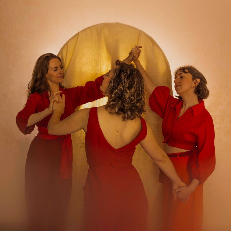 Photos: LES ITINÉRANTES Will Present New Album HYSTERÆ — photo 3 of 5