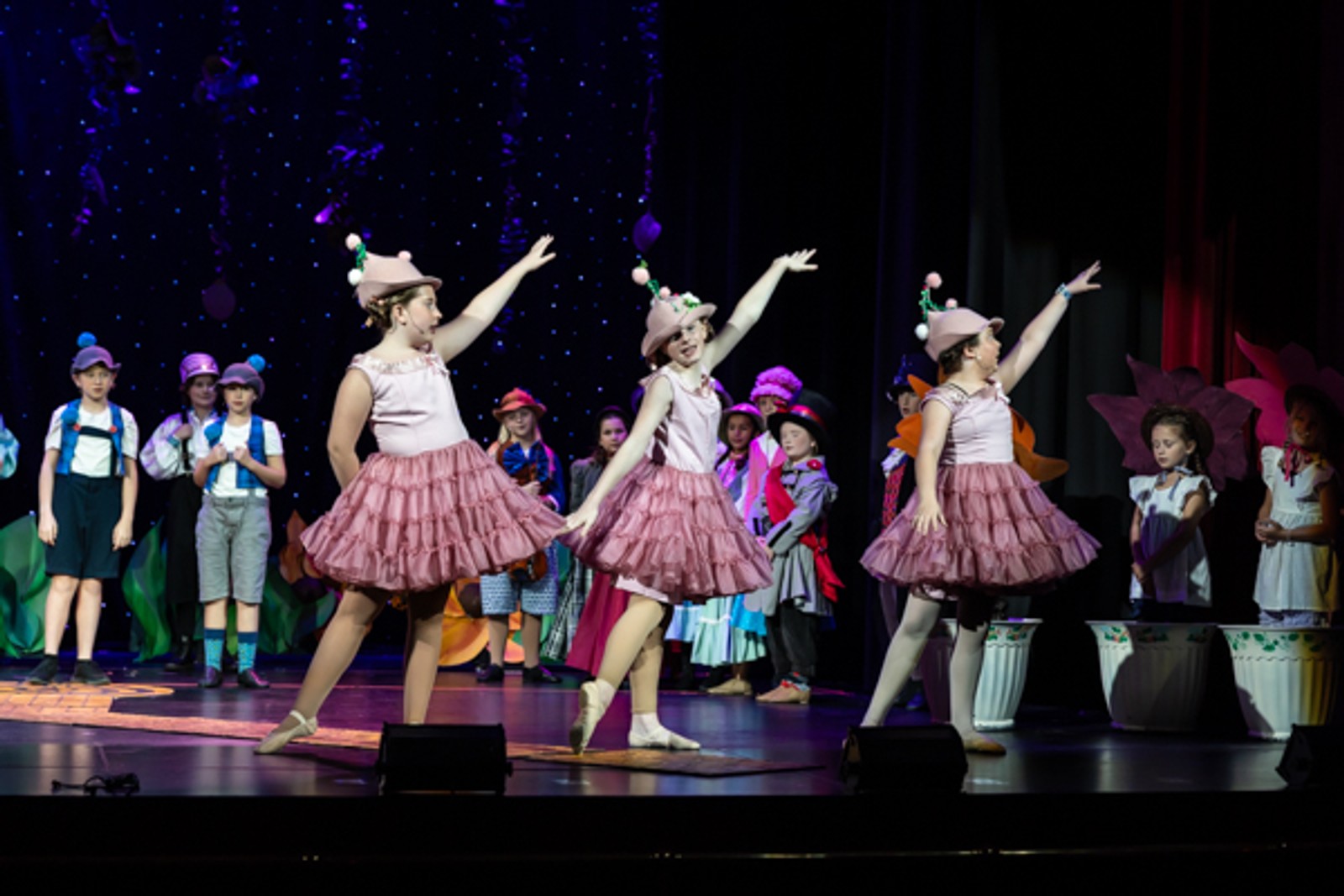 Photos: First look at MTVarts green cast of THE WIZARD OF OZ — photo 10 of 37