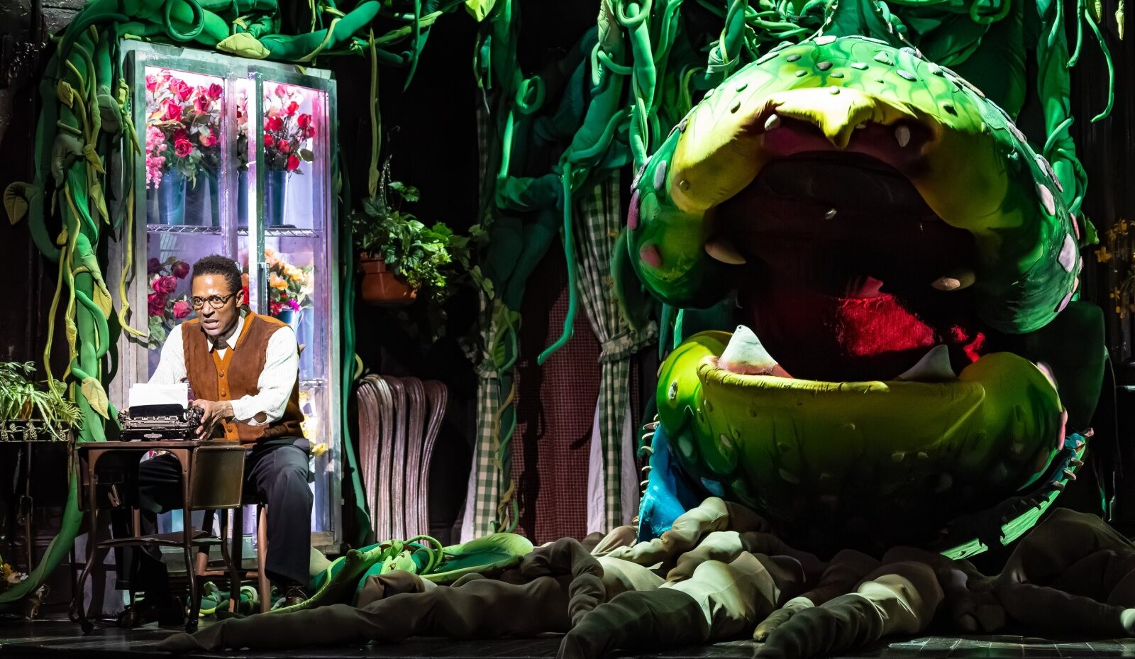 Photos: First Look At LITTLE SHOP OF HORRORS At La Mirada Theatre — photo 7 of 17