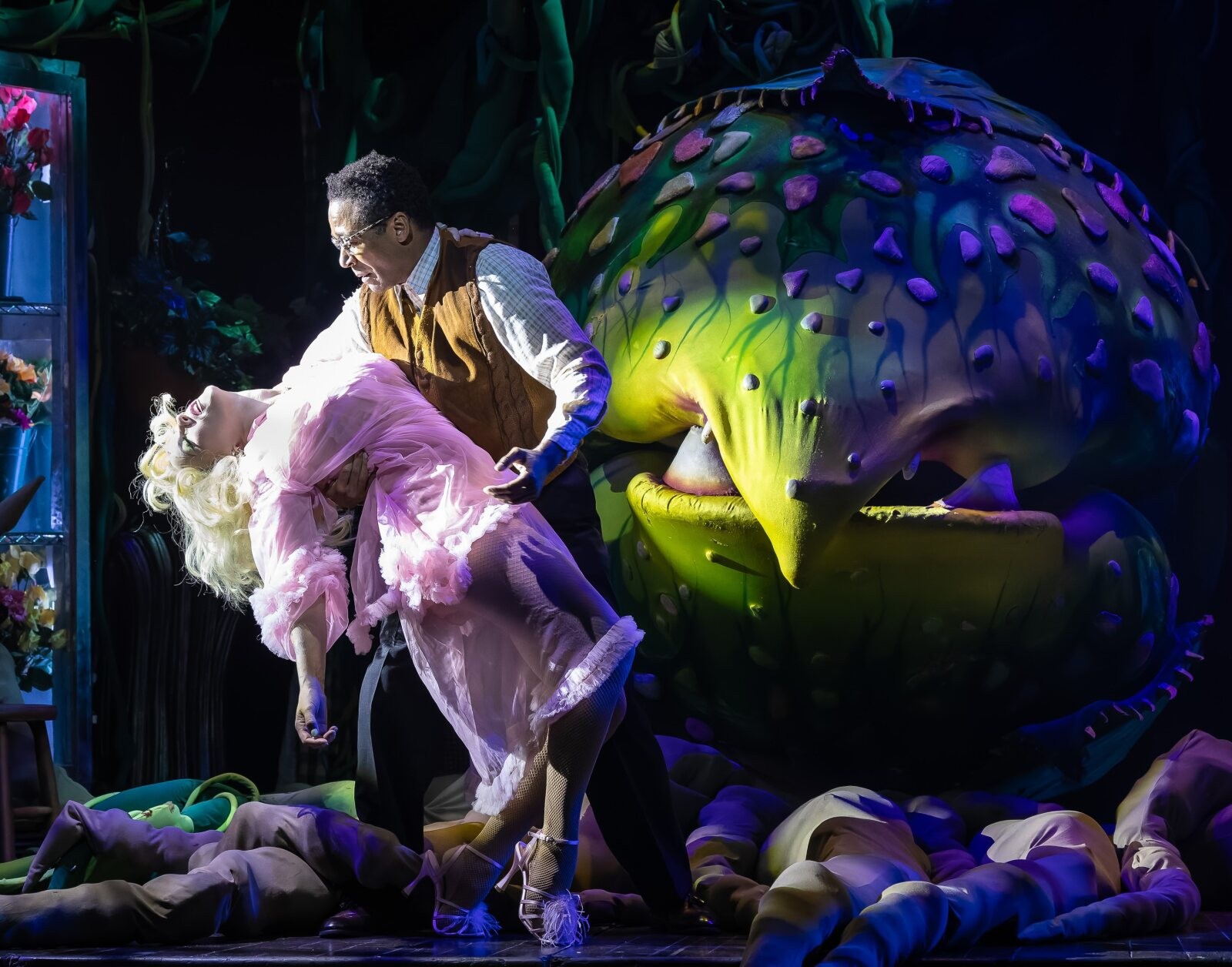 Photos: First Look At LITTLE SHOP OF HORRORS At La Mirada Theatre — photo 8 of 17