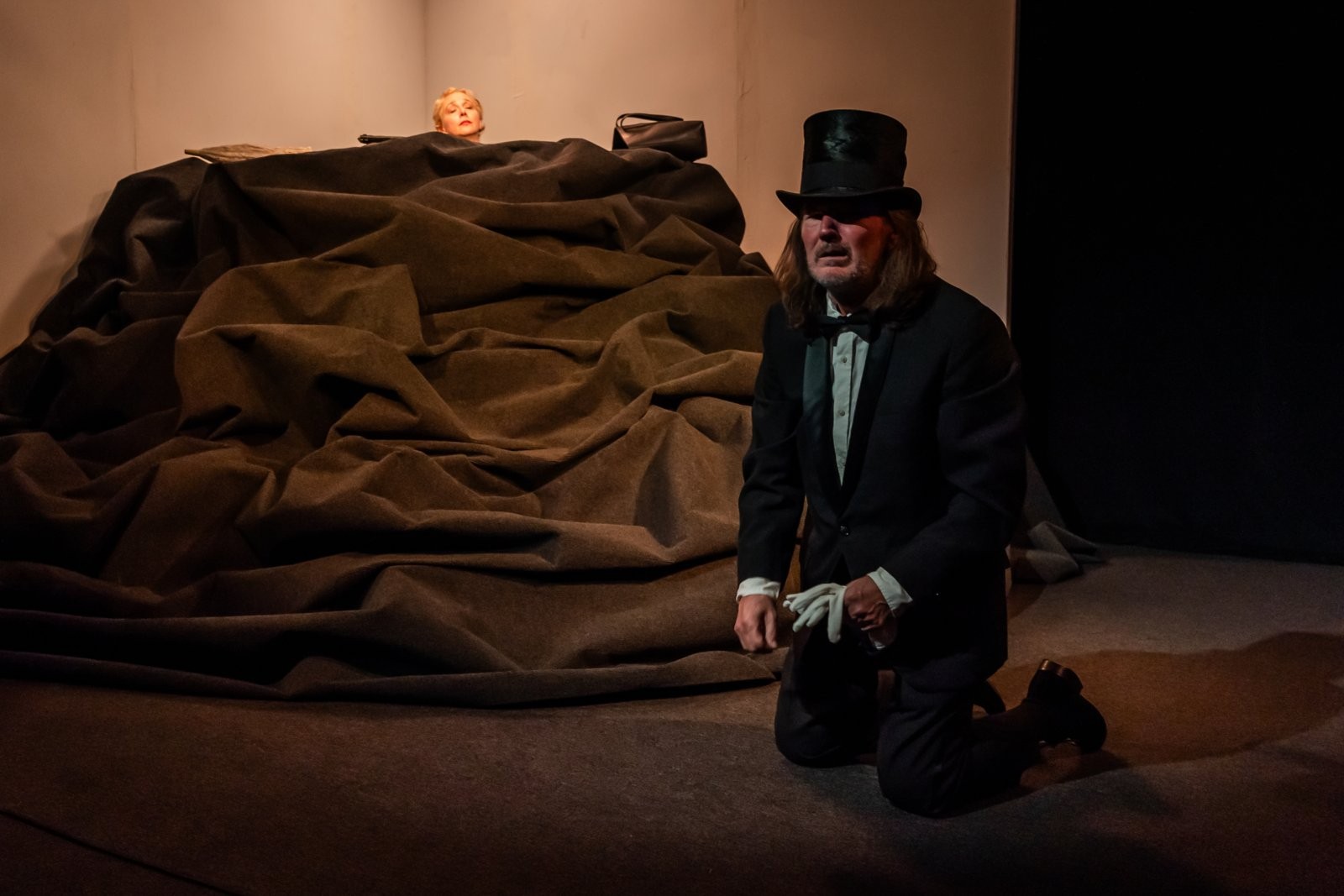 Photos: Beckett's "Happy Days" Opens at Brooklyn's Loading Dock Theatre — photo 3 of 5