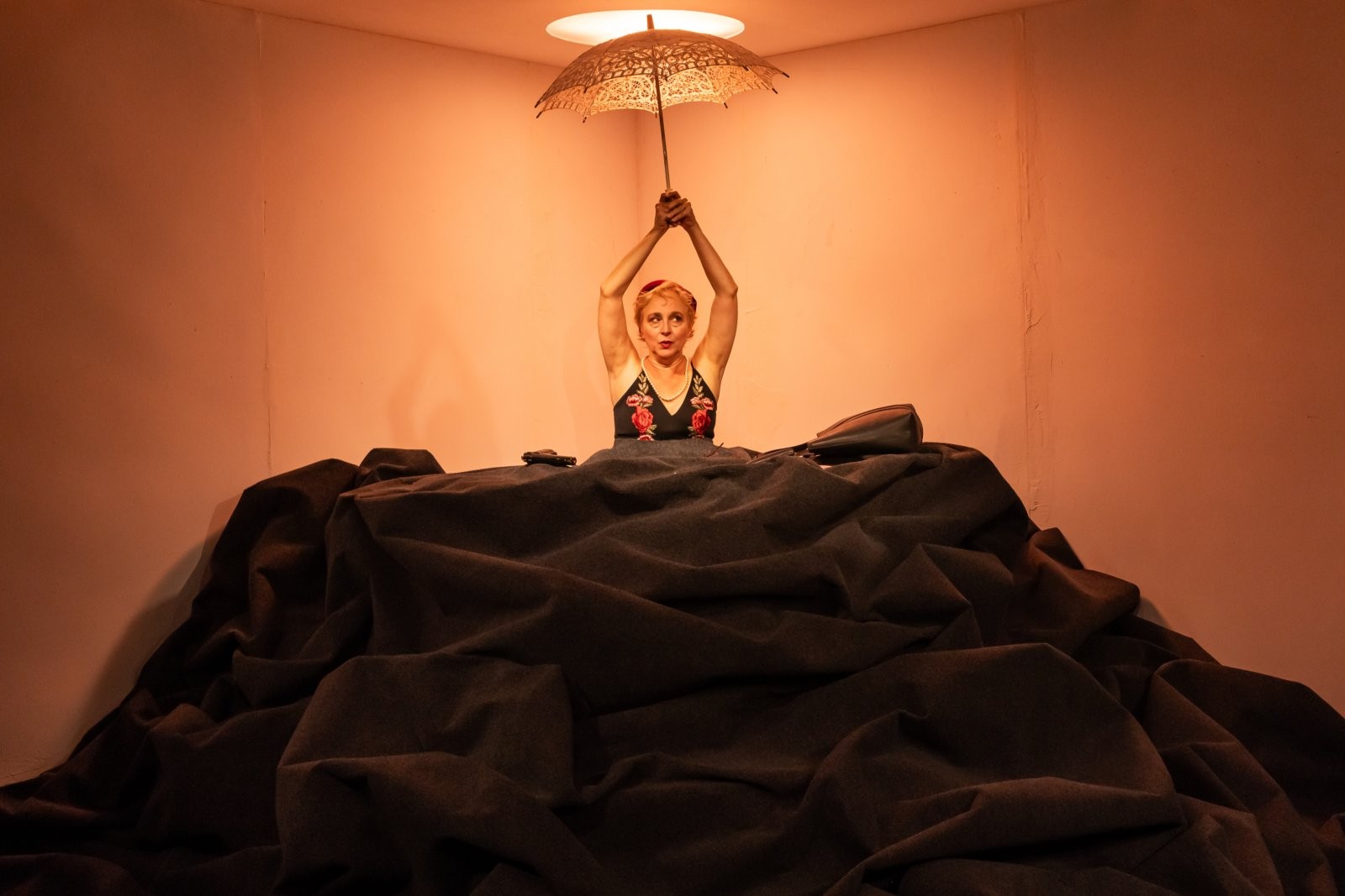 Photos: Beckett's "Happy Days" Opens at Brooklyn's Loading Dock Theatre — photo 5 of 5