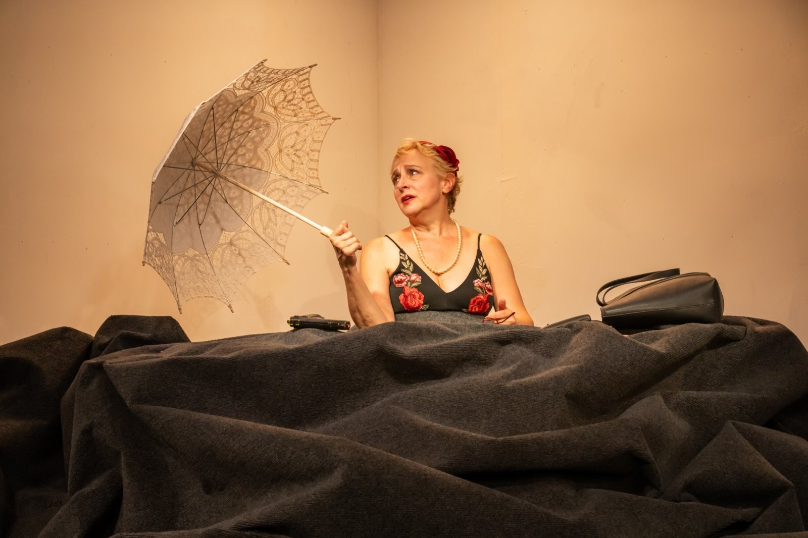Photos: Beckett's "Happy Days" Opens at Brooklyn's Loading Dock Theatre — photo 1 of 5