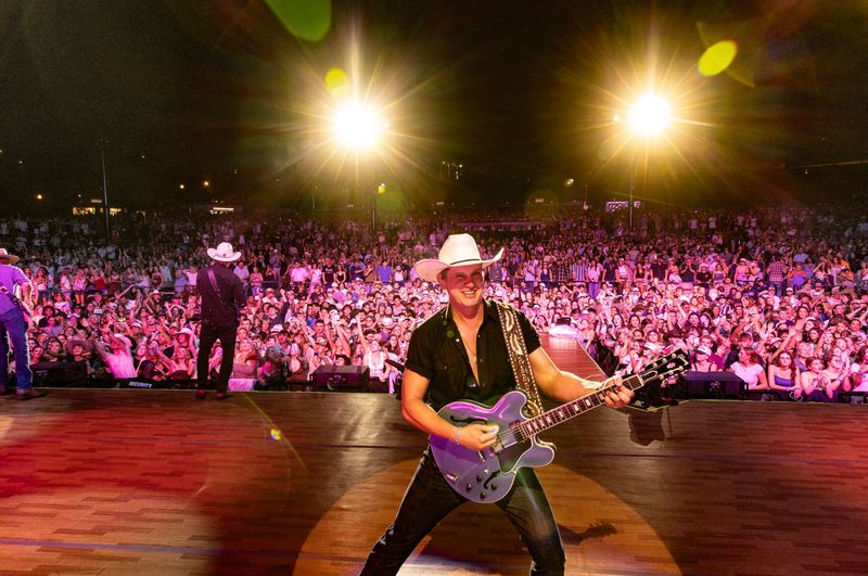 Photos: Jon Pardi's GAMBLIN' MAN TOUR 2026 Draws Capacity Crowds — photo 2 of 7