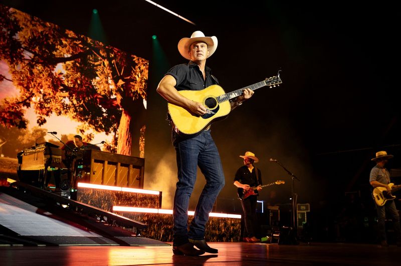 Photos: Jon Pardi's GAMBLIN' MAN TOUR 2026 Draws Capacity Crowds — photo 4 of 7