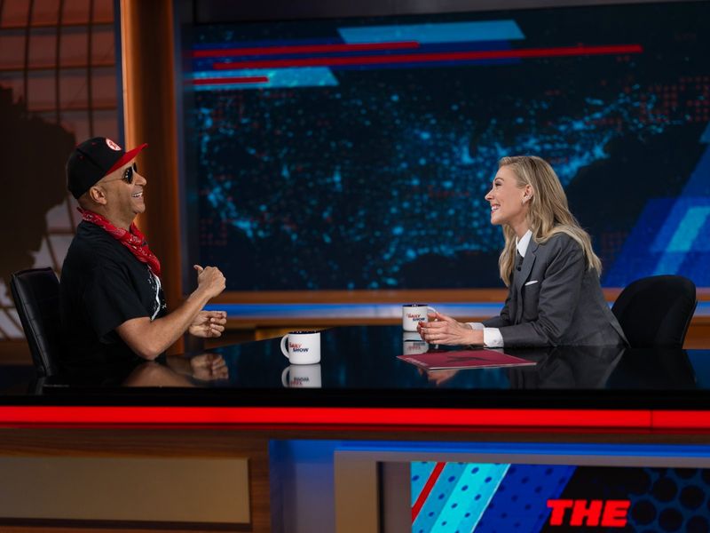 Photos: THE DAILY SHOW to Feature Tom Morello on New Episode — photo 1 of 6