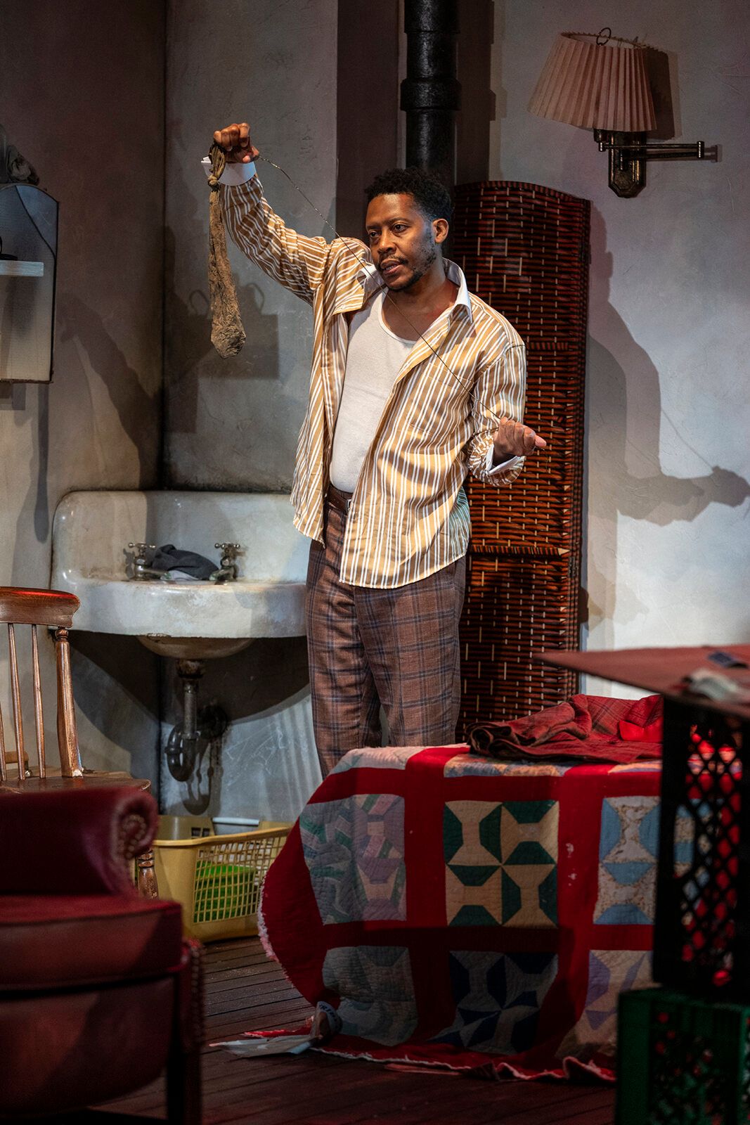 Photos: Glenn Davis and Namir Smallwood in TOPDOG/UNDERDOG at Steppenwolf Theatre — photo 22 of 29