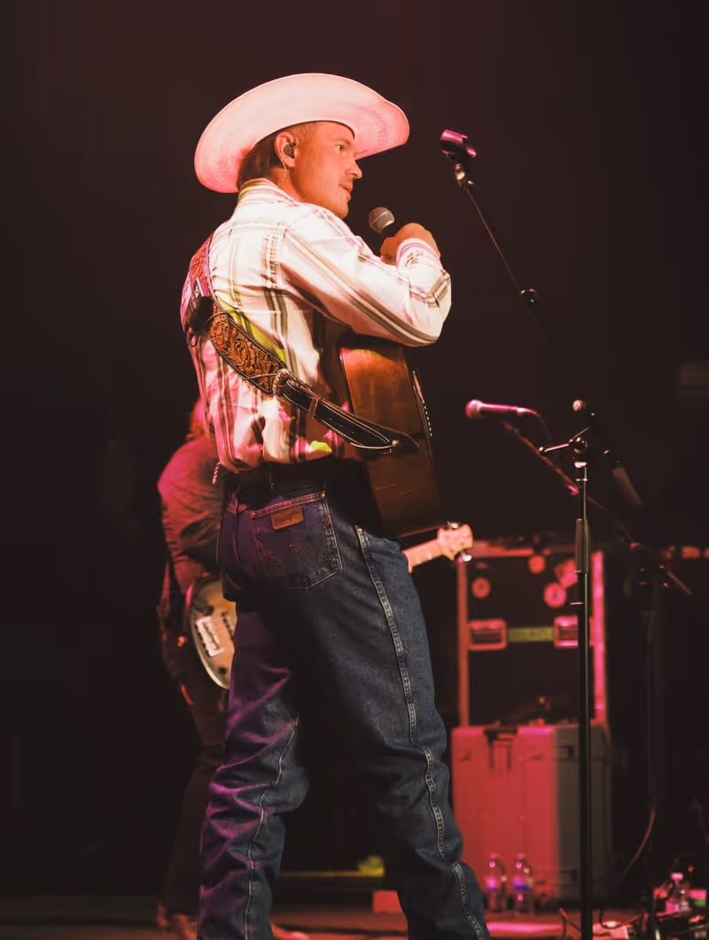 Feature: JADE EAGLESON BRINGS COUNTRY TO SOUTH POINT 400 PRE-RACE CONCERT Image