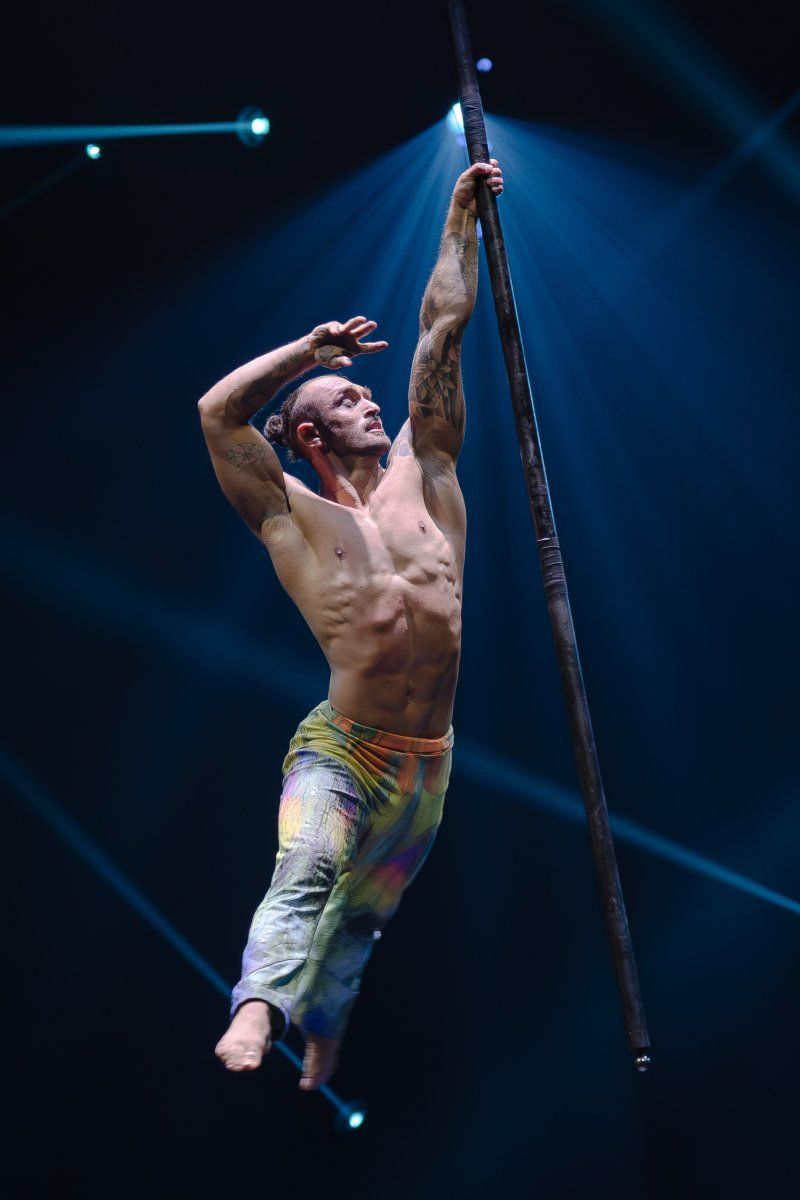 REVIEW: CIRQUE ALICE Pairs Lewis Carroll’s Fantasy World With Circus, Comedy, Magic and Music. Image