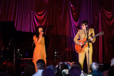 eeve Carney & Eva Noblezada Photo