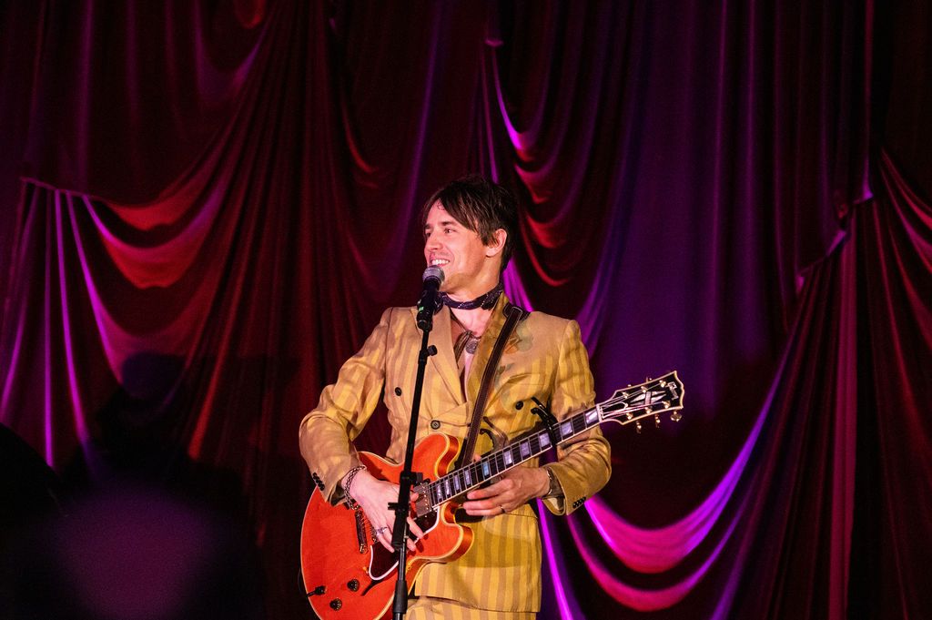 Photos: Reeve Carney Performs at Club 909 — photo 20 of 22