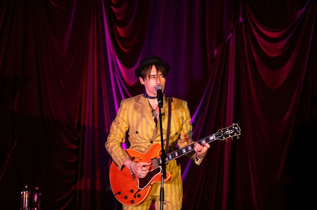 Photos: Reeve Carney Performs at Club 909 — photo 4 of 22
