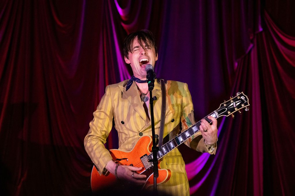 Photos: Reeve Carney Performs at Club 909 — photo 7 of 22
