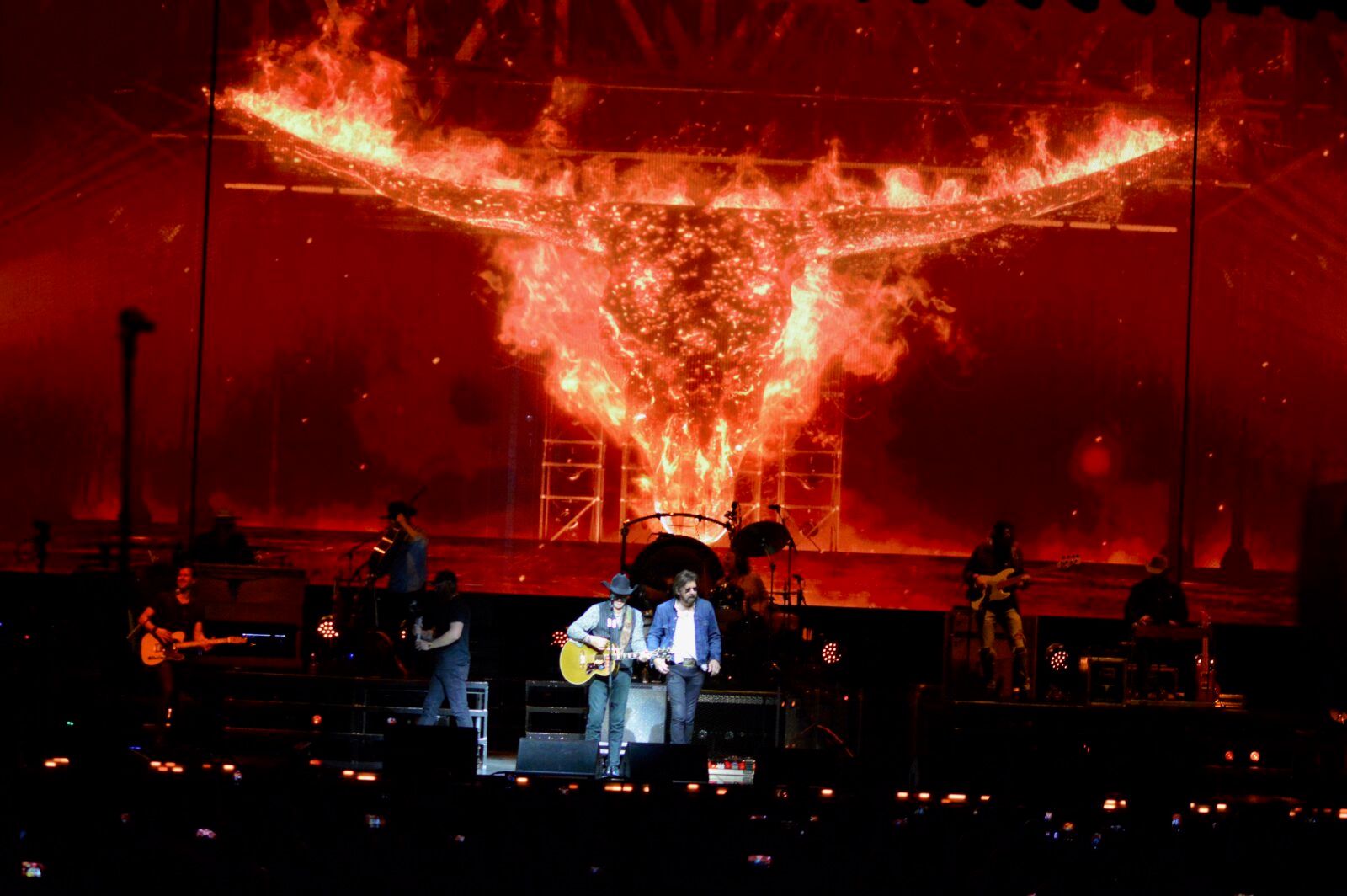 Photo Review: BROOKS & DUNN 2026 Neon Moon Tour — photo 2 of 19
