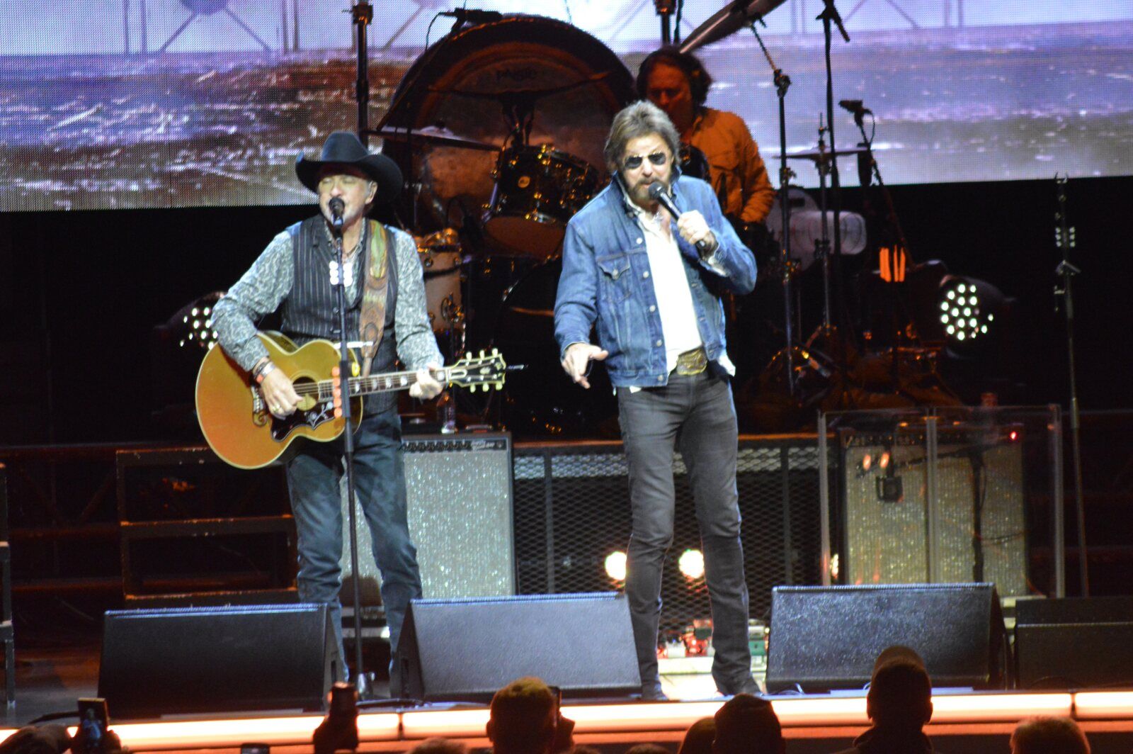 Photo Review: BROOKS & DUNN 2026 Neon Moon Tour — photo 4 of 19
