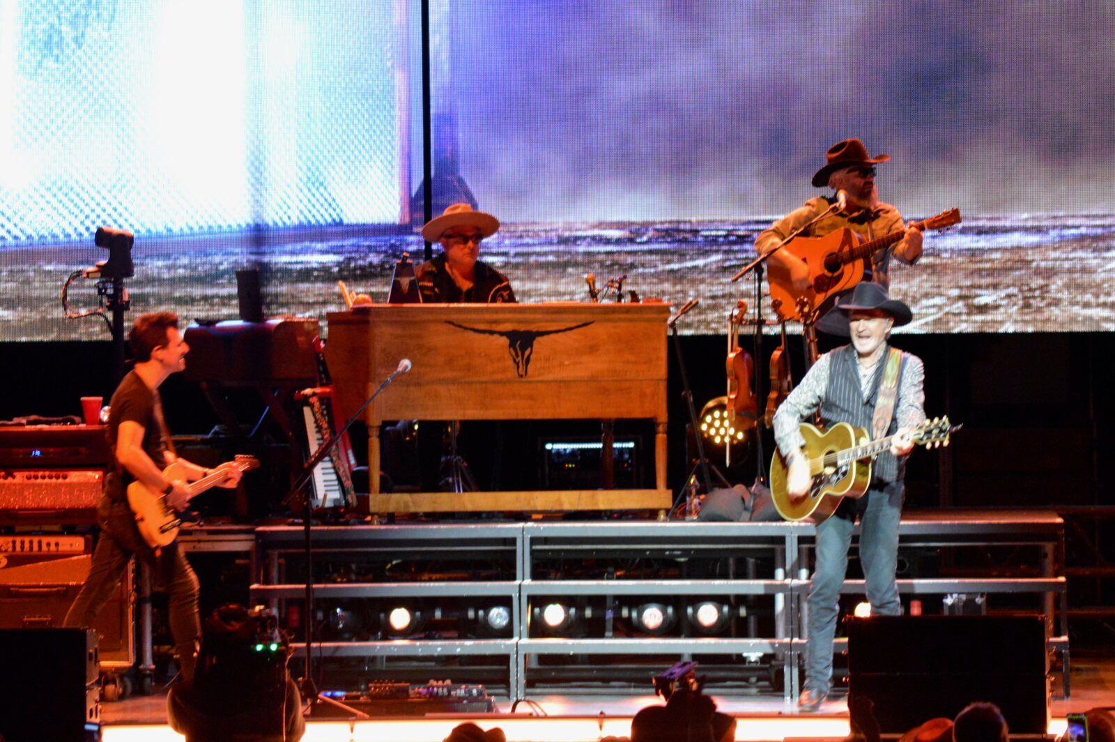 Photo Review: BROOKS & DUNN 2026 Neon Moon Tour — photo 6 of 19