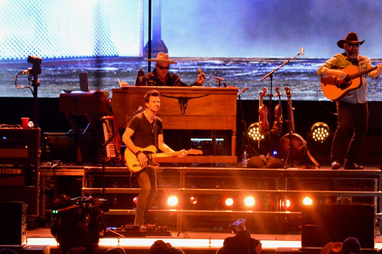 Photo Review: BROOKS & DUNN 2026 Neon Moon Tour — photo 9 of 19