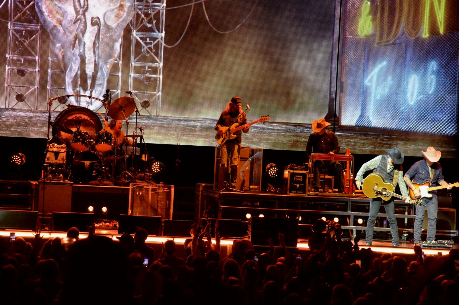 Photo Review: BROOKS & DUNN 2026 Neon Moon Tour — photo 11 of 19